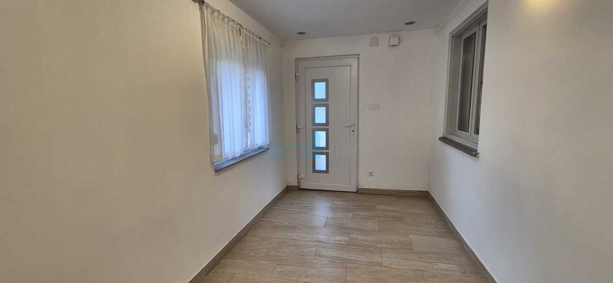 Isola di Krk, Vrbnik, periferia, casa bifamiliare con due appartamenti, giardino, vendita