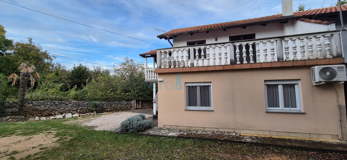 Isola di Krk, Vrbnik, periferia, casa bifamiliare con due appartamenti, giardino, vendita