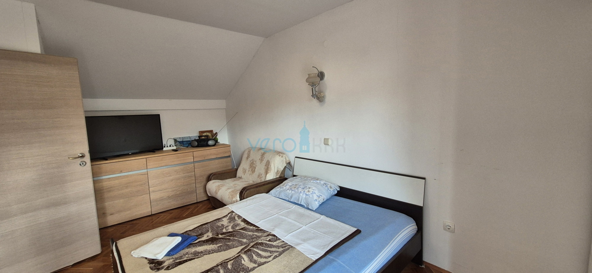 Isola di Krk, Vrbnik, periferia, casa bifamiliare con due appartamenti, giardino, vendita