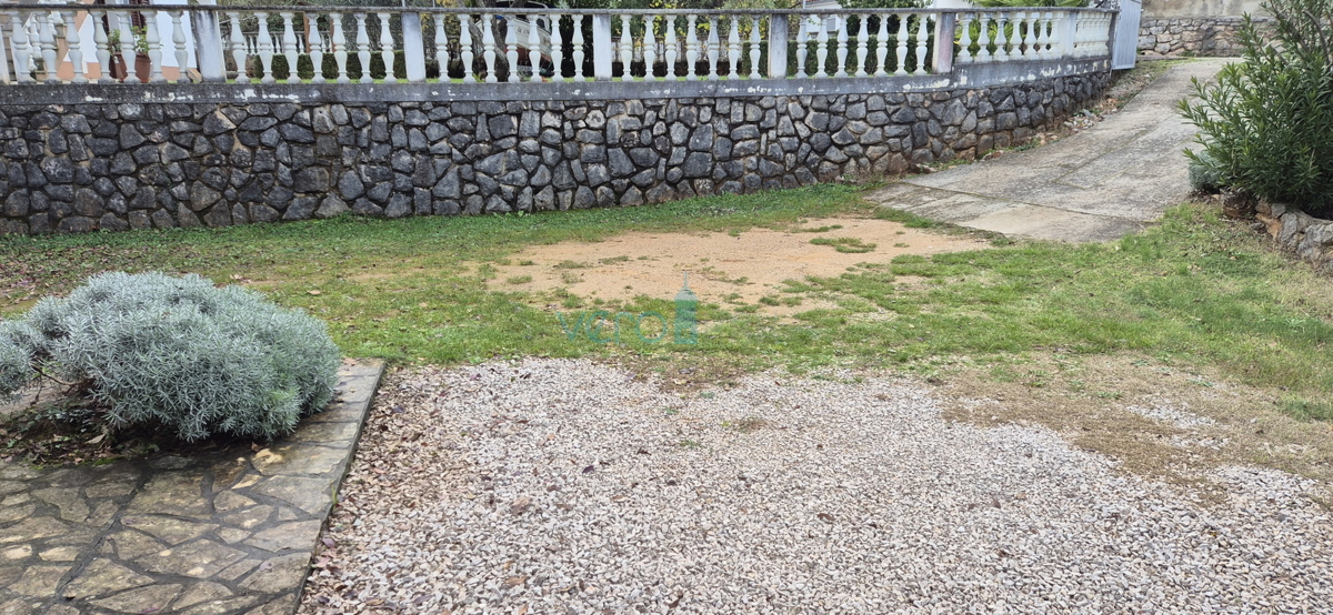 Isola di Krk, Vrbnik, periferia, casa bifamiliare con due appartamenti, giardino, vendita