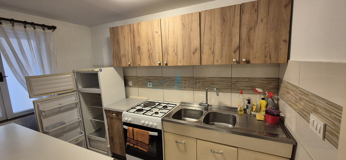 Isola di Krk, Vrbnik, periferia, casa bifamiliare con due appartamenti, giardino, vendita