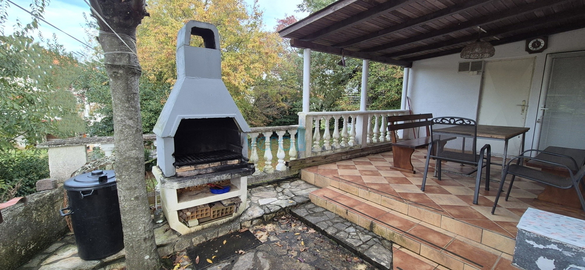 Isola di Krk, Vrbnik, periferia, casa bifamiliare con due appartamenti, giardino, vendita