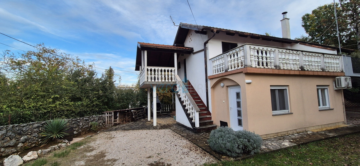 Isola di Krk, Vrbnik, periferia, casa bifamiliare con due appartamenti, giardino, vendita