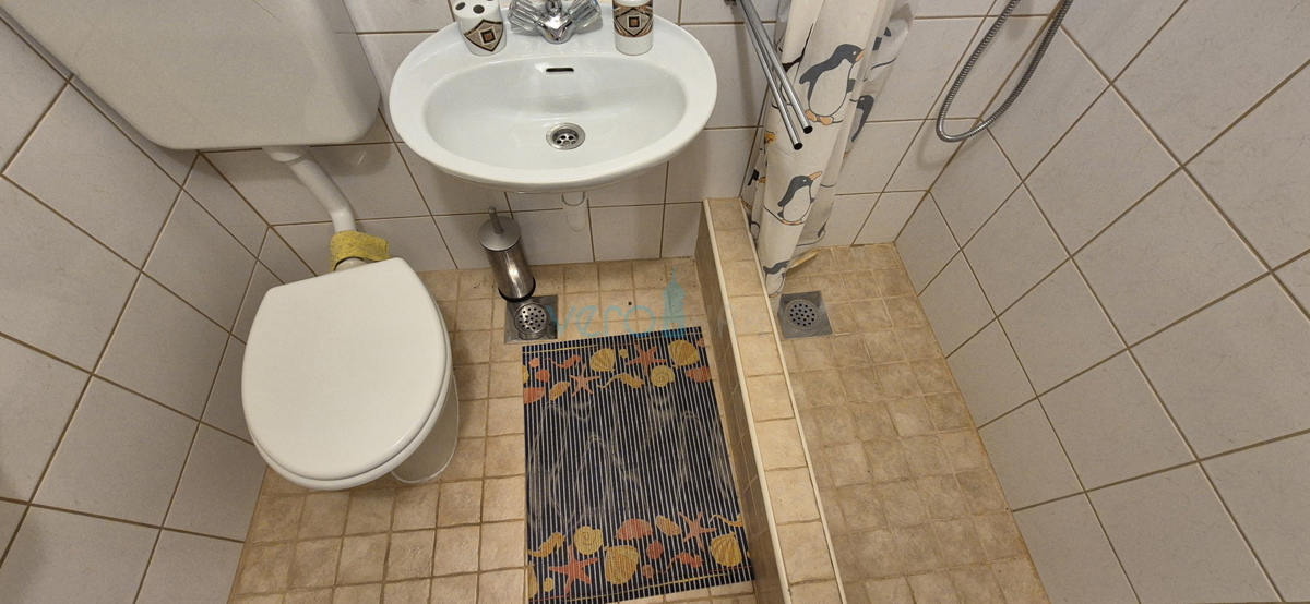 Isola di Krk, Vrbnik, periferia, casa bifamiliare con due appartamenti, giardino, vendita