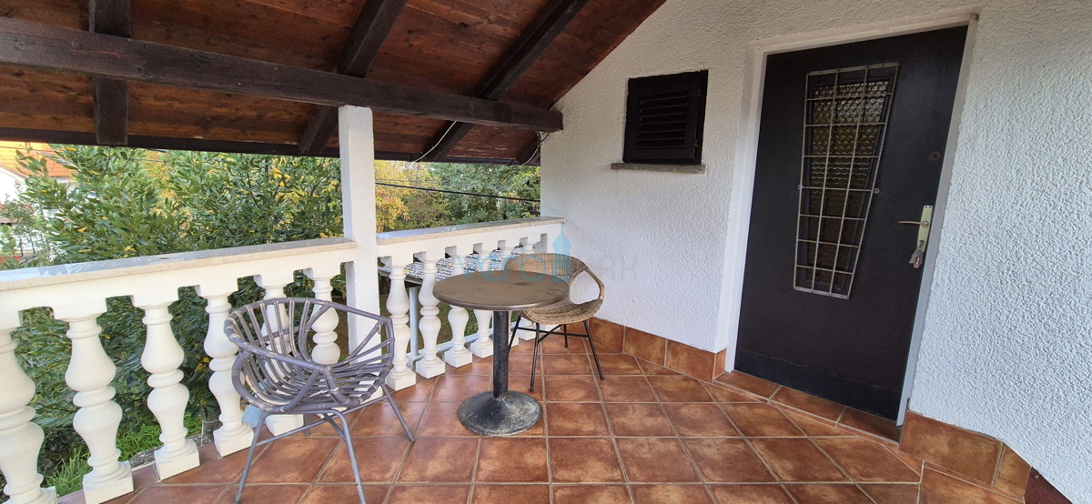 Isola di Krk, Vrbnik, periferia, casa bifamiliare con due appartamenti, giardino, vendita