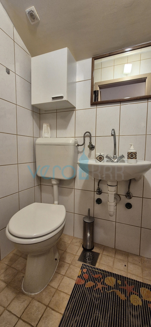 Isola di Krk, Vrbnik, periferia, casa bifamiliare con due appartamenti, giardino, vendita