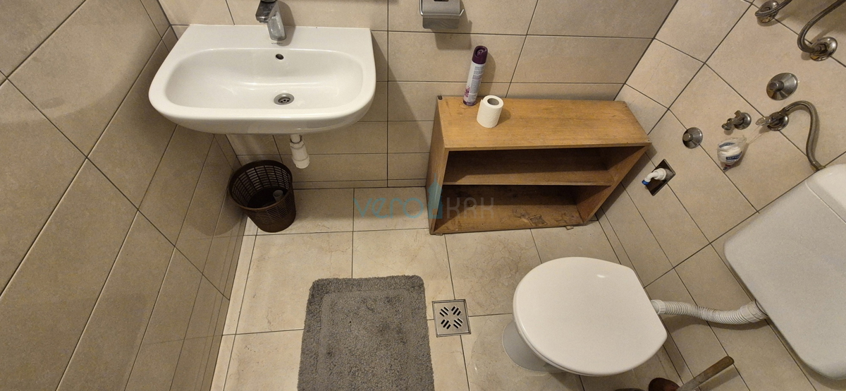 Isola di Krk, Vrbnik, periferia, casa bifamiliare con due appartamenti, giardino, vendita