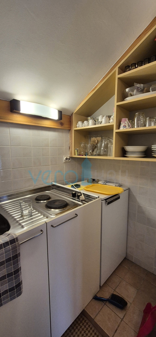 Isola di Krk, Vrbnik, periferia, casa bifamiliare con due appartamenti, giardino, vendita