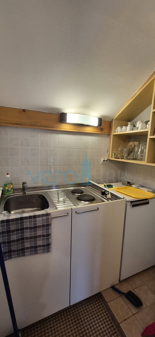 Isola di Krk, Vrbnik, periferia, casa bifamiliare con due appartamenti, giardino, vendita