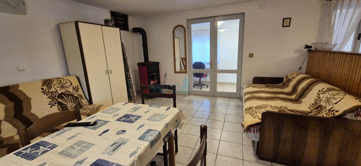 Isola di Krk, Vrbnik, periferia, casa bifamiliare con due appartamenti, giardino, vendita