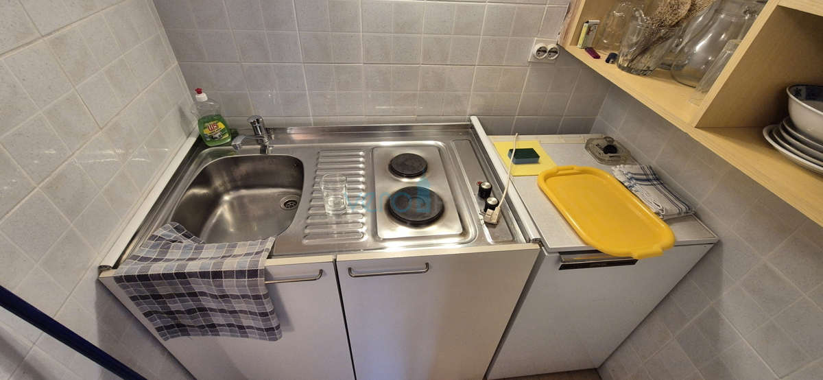 Isola di Krk, Vrbnik, periferia, casa bifamiliare con due appartamenti, giardino, vendita