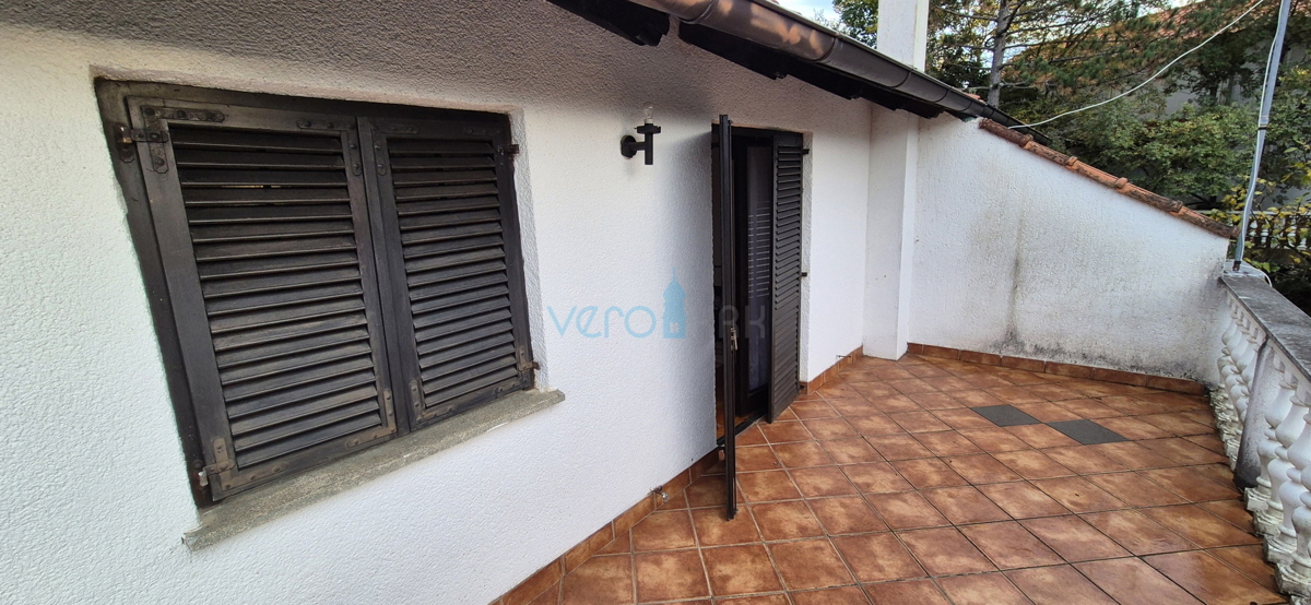 Isola di Krk, Vrbnik, periferia, casa bifamiliare con due appartamenti, giardino, vendita