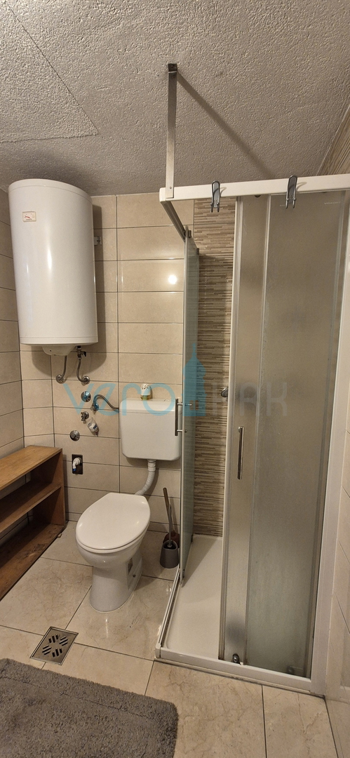 Isola di Krk, Vrbnik, periferia, casa bifamiliare con due appartamenti, giardino, vendita