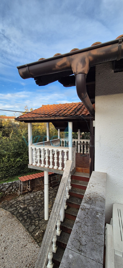 Isola di Krk, Vrbnik, periferia, casa bifamiliare con due appartamenti, giardino, vendita