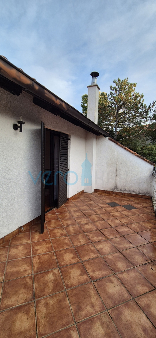 Isola di Krk, Vrbnik, periferia, casa bifamiliare con due appartamenti, giardino, vendita