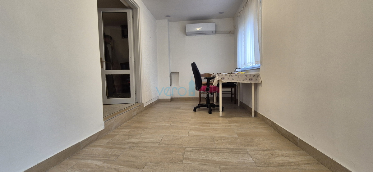 Isola di Krk, Vrbnik, periferia, casa bifamiliare con due appartamenti, giardino, vendita