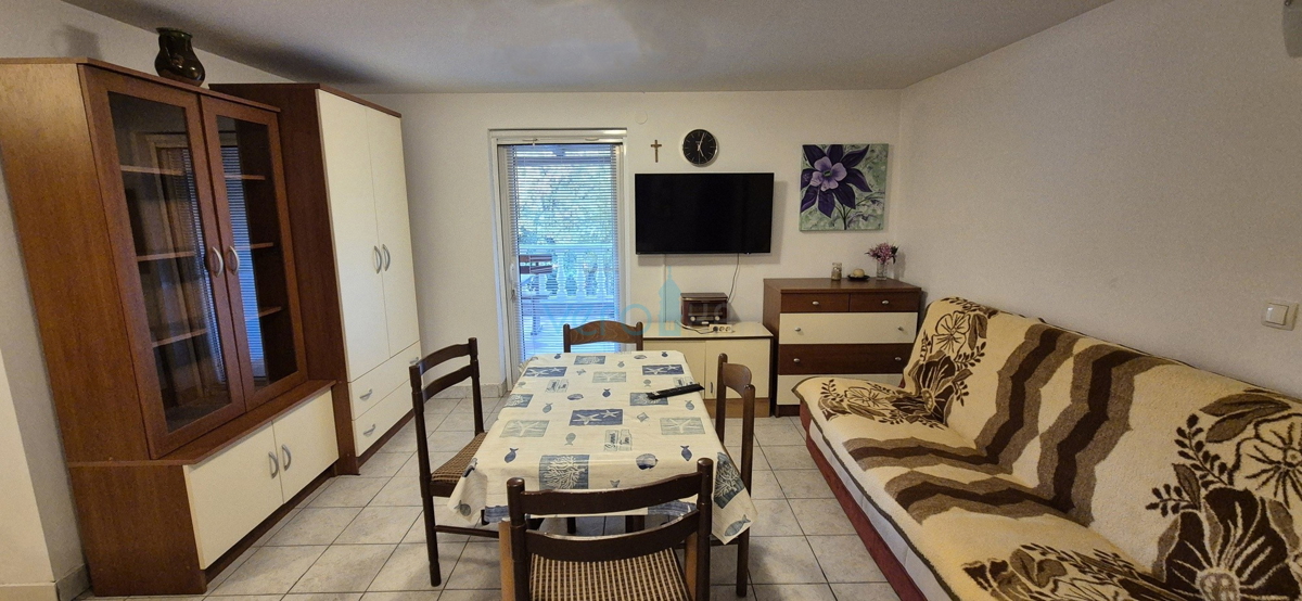 Isola di Krk, Vrbnik, periferia, casa bifamiliare con due appartamenti, giardino, vendita