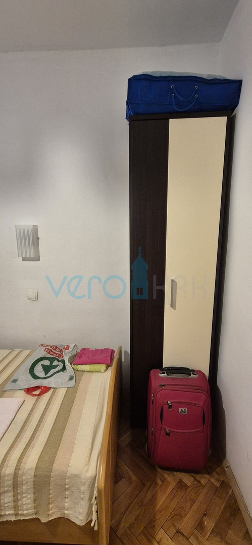 Isola di Krk, Vrbnik, periferia, casa bifamiliare con due appartamenti, giardino, vendita