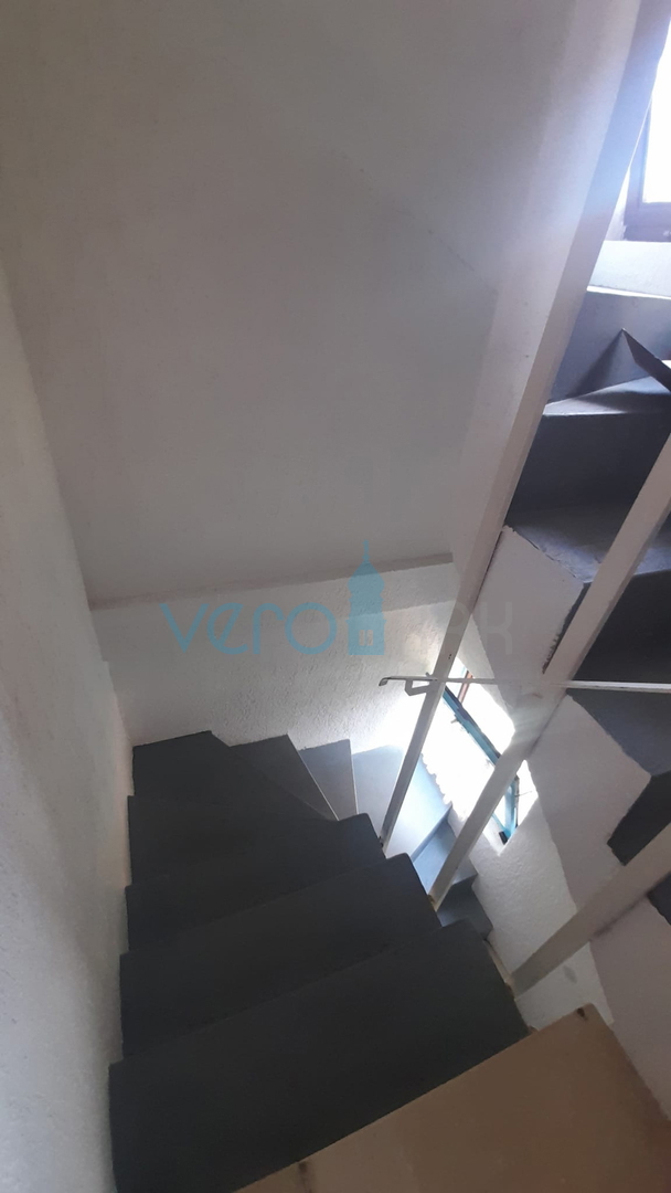 Njivice, isola di Krk, casa bifamiliare con 3 appartamenti, giardino, vista mare, in vendita