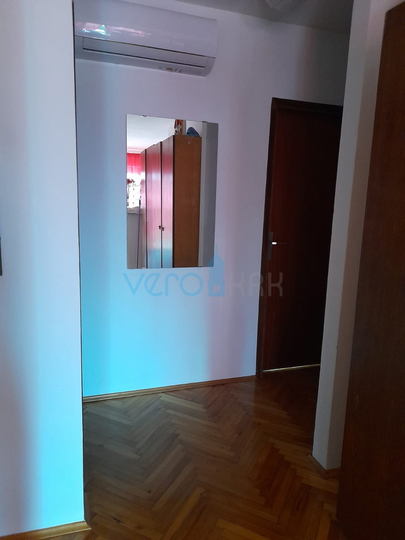 Njivice, isola di Krk, casa bifamiliare con 3 appartamenti, giardino, vista mare, in vendita