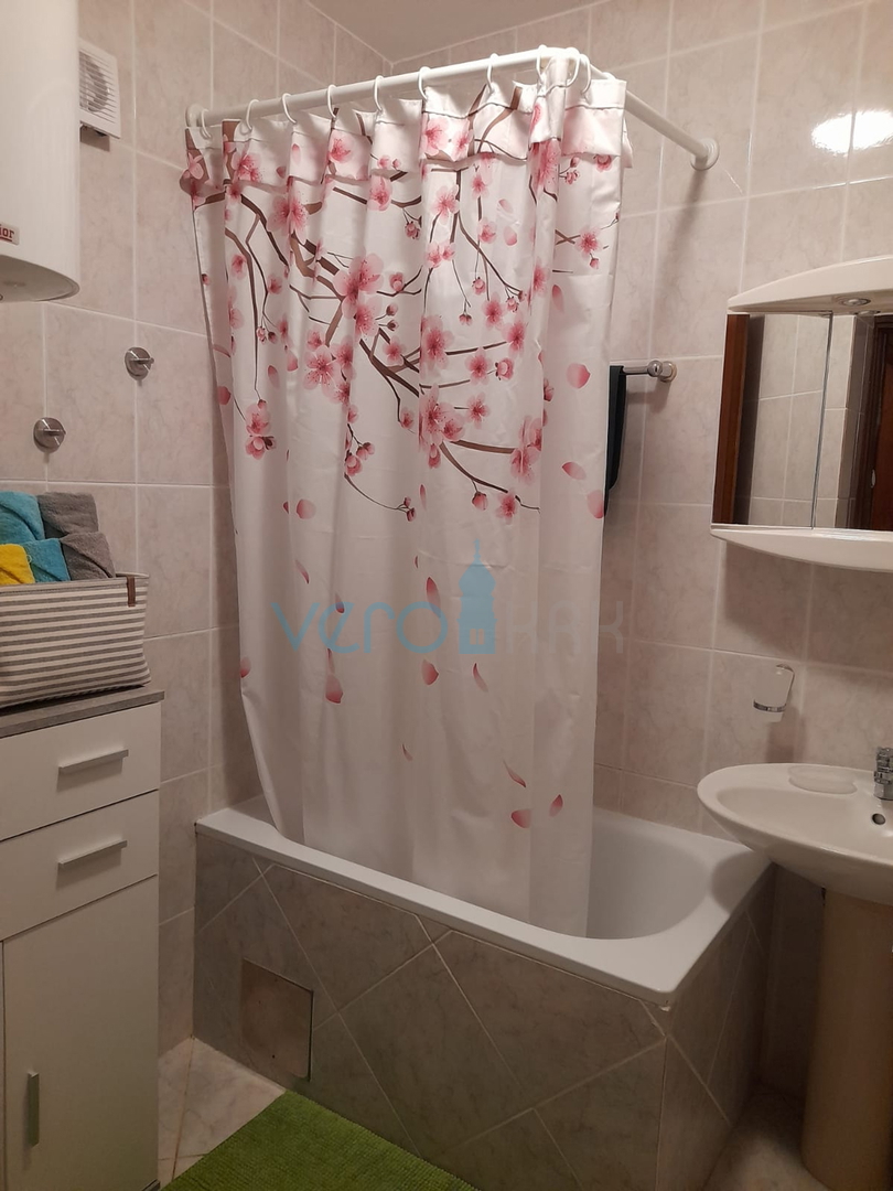 Njivice, isola di Krk, casa bifamiliare con 3 appartamenti, giardino, vista mare, in vendita