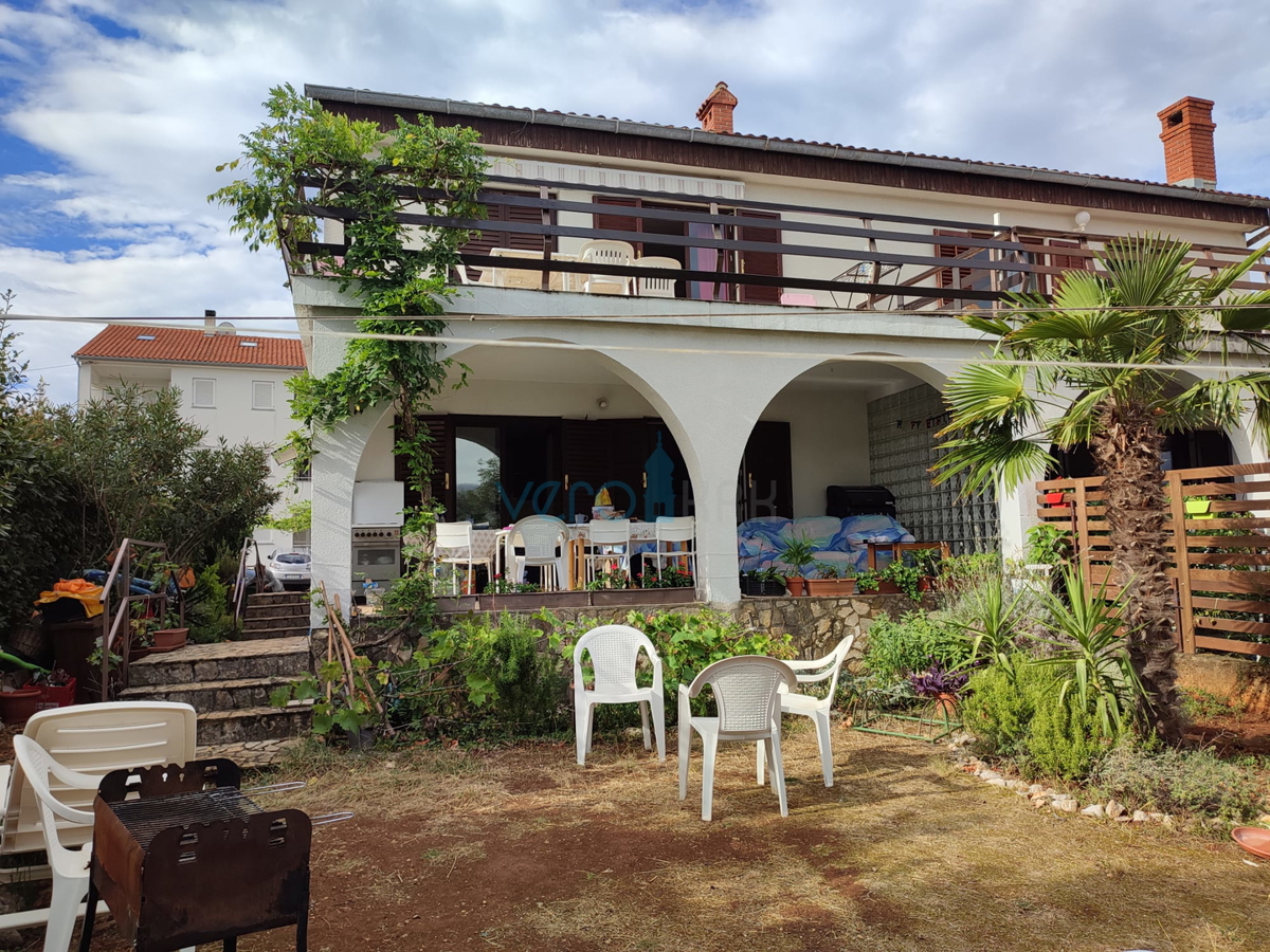 Njivice, isola di Krk, casa bifamiliare con 3 appartamenti, giardino, vista mare, in vendita