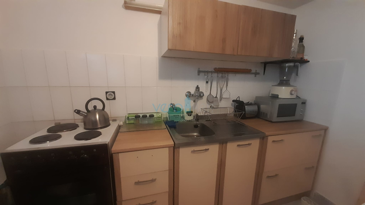 Njivice, isola di Krk, casa bifamiliare con 3 appartamenti, giardino, vista mare, in vendita