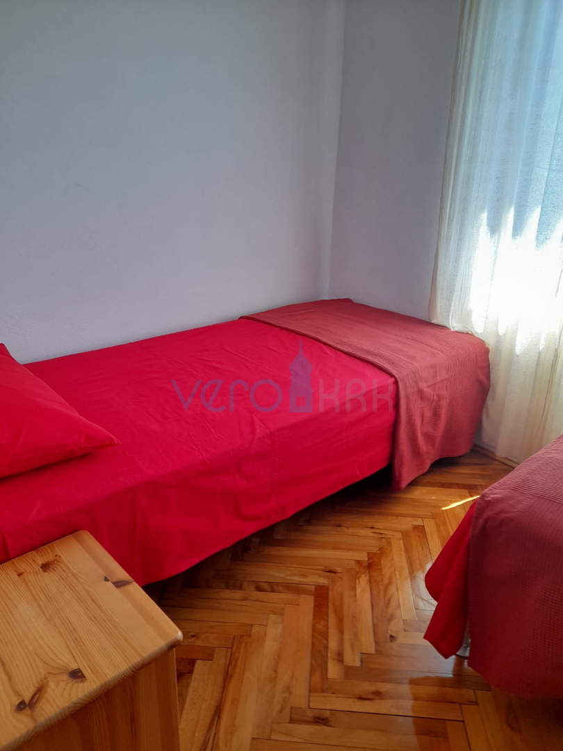 Njivice, isola di Krk, casa bifamiliare con 3 appartamenti, giardino, vista mare, in vendita