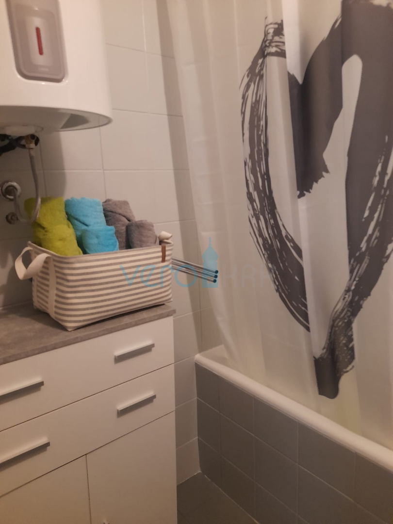 Njivice, isola di Krk, casa bifamiliare con 3 appartamenti, giardino, vista mare, in vendita