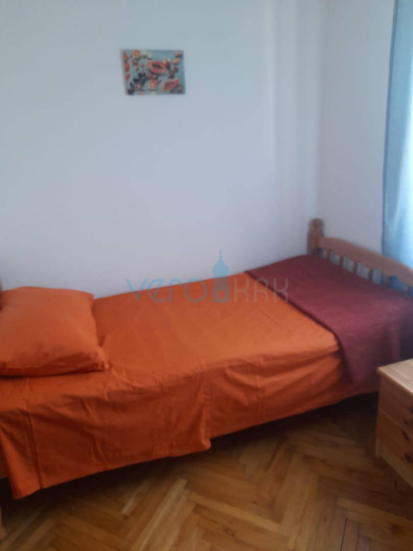 Njivice, isola di Krk, casa bifamiliare con 3 appartamenti, giardino, vista mare, in vendita