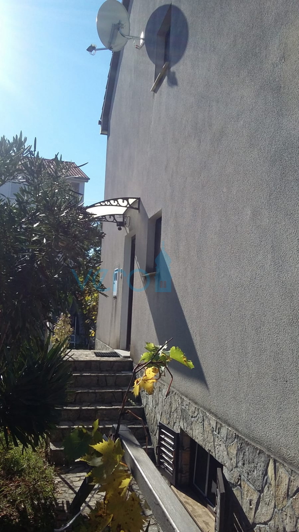 Njivice, isola di Krk, casa bifamiliare con 3 appartamenti, giardino, vista mare, in vendita