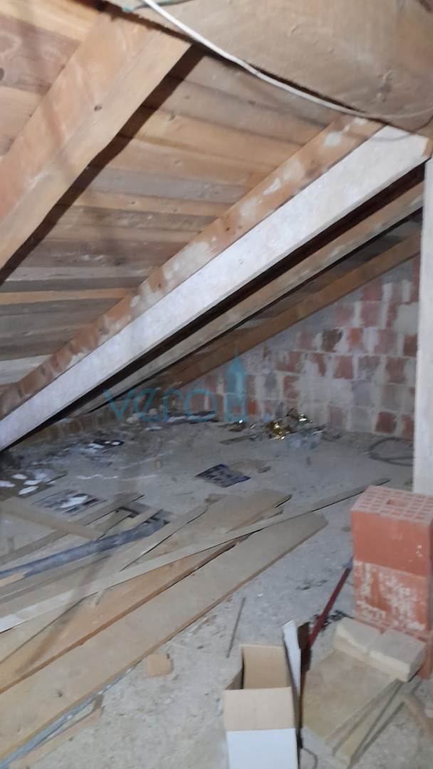 Njivice, isola di Krk, casa bifamiliare con 3 appartamenti, giardino, vista mare, in vendita