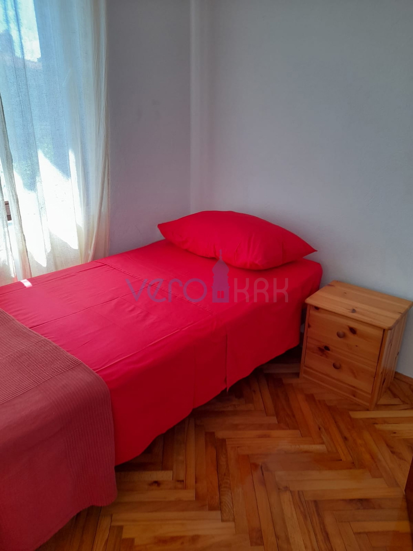 Njivice, isola di Krk, casa bifamiliare con 3 appartamenti, giardino, vista mare, in vendita