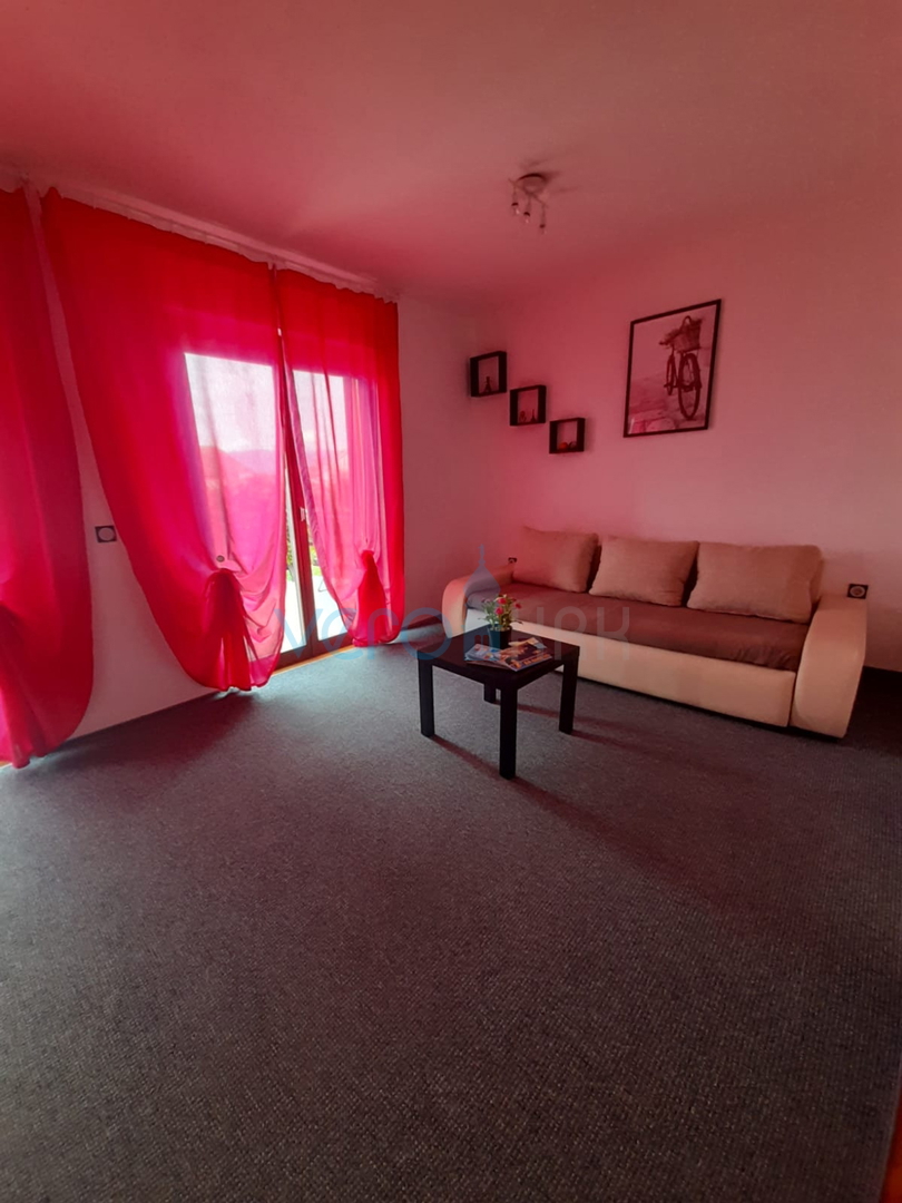 Njivice, isola di Krk, casa bifamiliare con 3 appartamenti, giardino, vista mare, in vendita