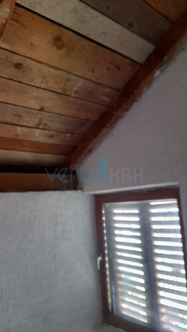 Njivice, isola di Krk, casa bifamiliare con 3 appartamenti, giardino, vista mare, in vendita