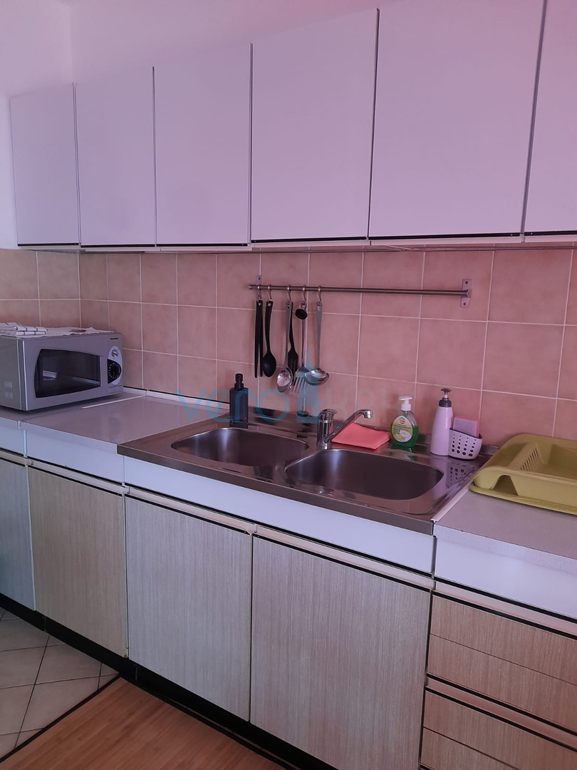 Njivice, isola di Krk, casa bifamiliare con 3 appartamenti, giardino, vista mare, in vendita