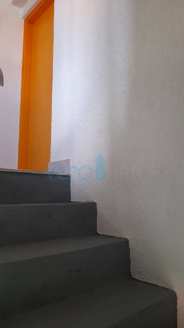 Njivice, isola di Krk, casa bifamiliare con 3 appartamenti, giardino, vista mare, in vendita