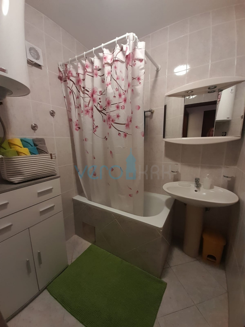 Njivice, isola di Krk, casa bifamiliare con 3 appartamenti, giardino, vista mare, in vendita