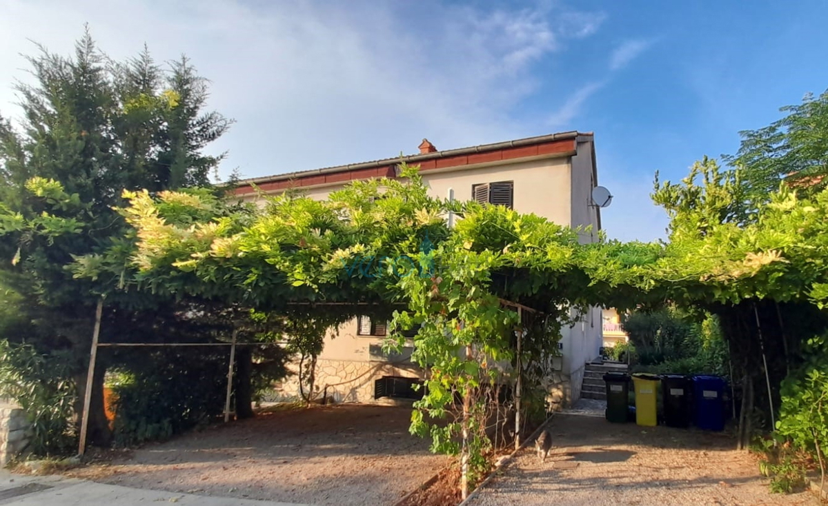 Njivice, isola di Krk, casa bifamiliare con 3 appartamenti, giardino, vista mare, in vendita
