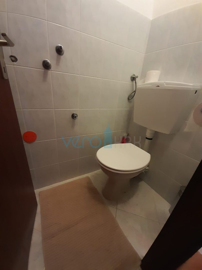 Njivice, isola di Krk, casa bifamiliare con 3 appartamenti, giardino, vista mare, in vendita