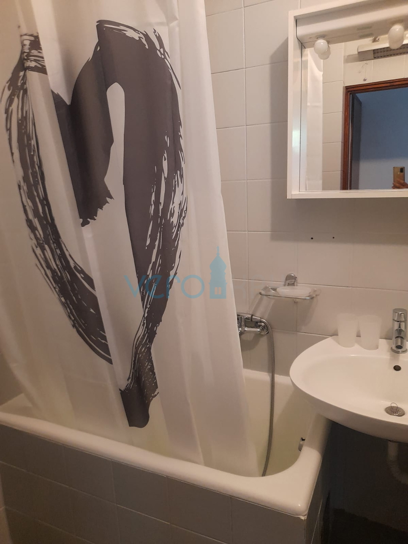 Njivice, isola di Krk, casa bifamiliare con 3 appartamenti, giardino, vista mare, in vendita