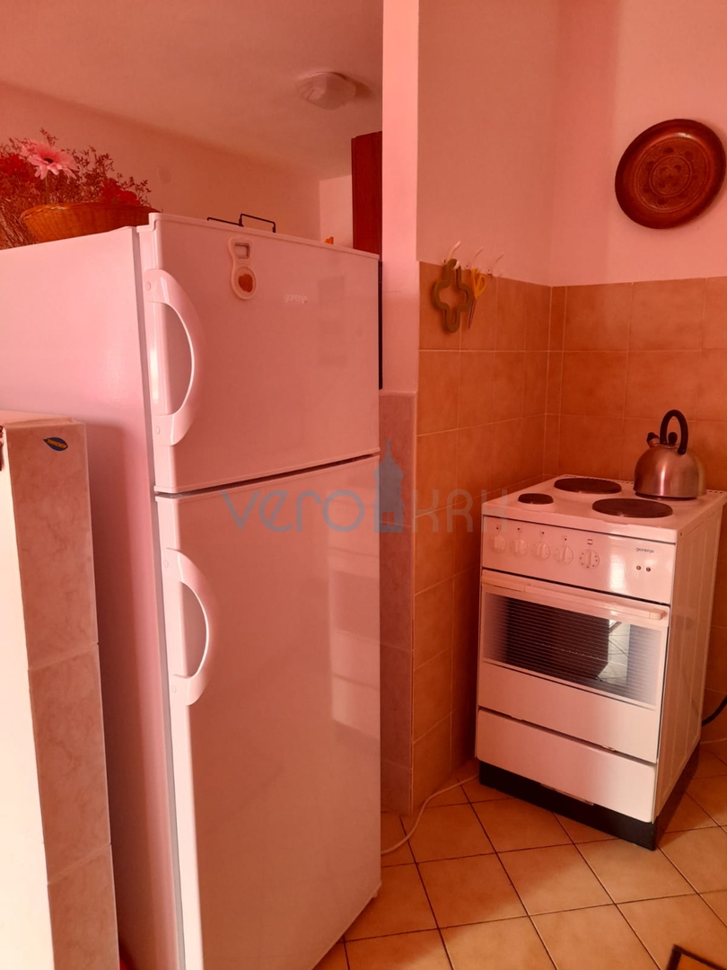 Njivice, isola di Krk, casa bifamiliare con 3 appartamenti, giardino, vista mare, in vendita