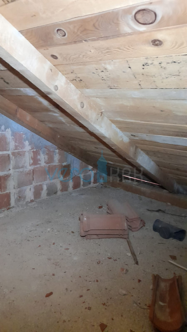 Njivice, isola di Krk, casa bifamiliare con 3 appartamenti, giardino, vista mare, in vendita