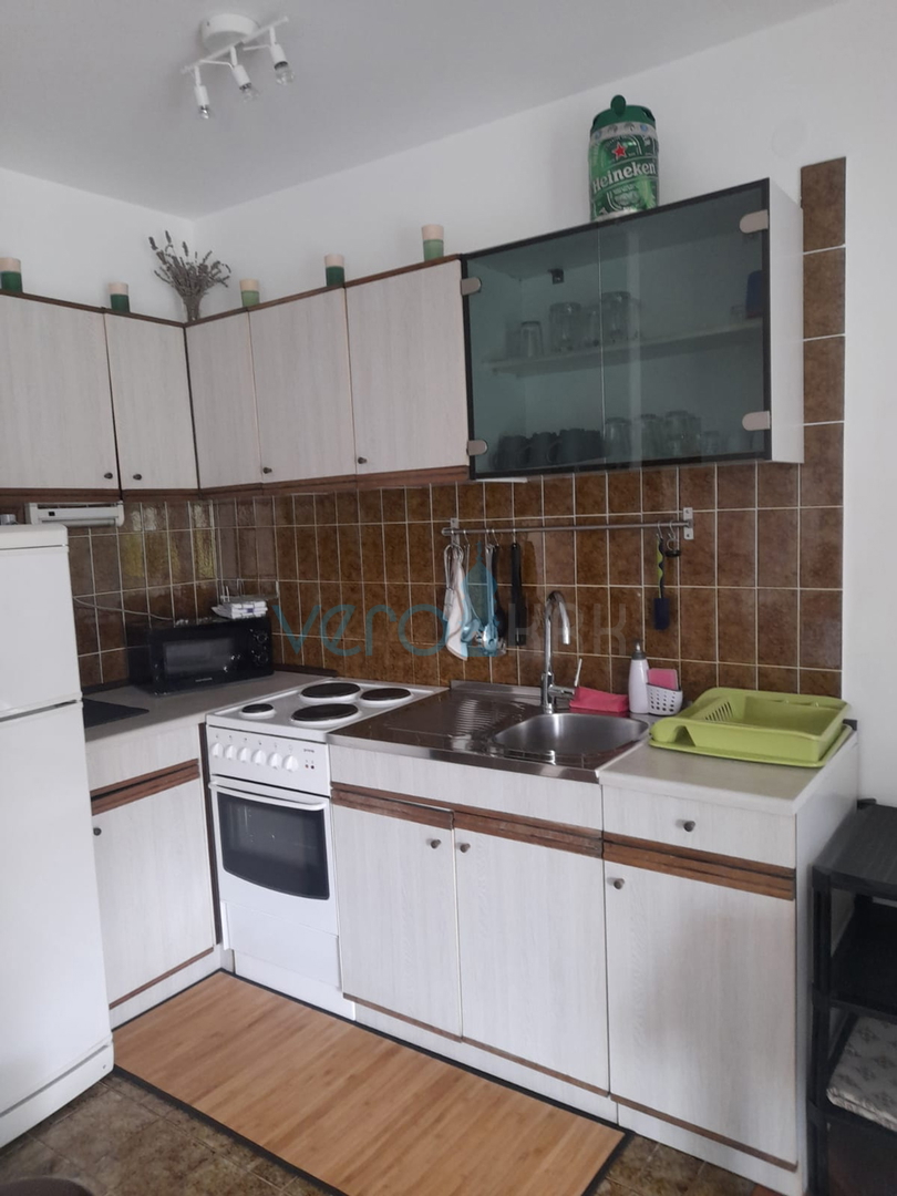Njivice, isola di Krk, casa bifamiliare con 3 appartamenti, giardino, vista mare, in vendita