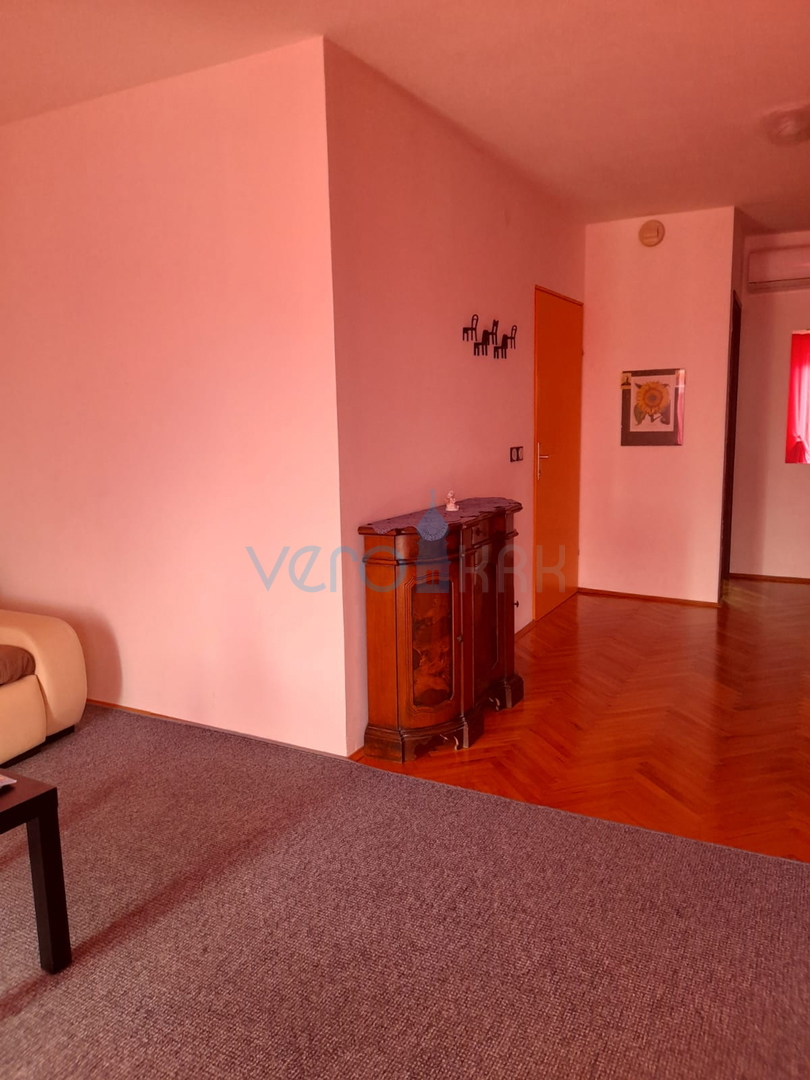 Njivice, isola di Krk, casa bifamiliare con 3 appartamenti, giardino, vista mare, in vendita