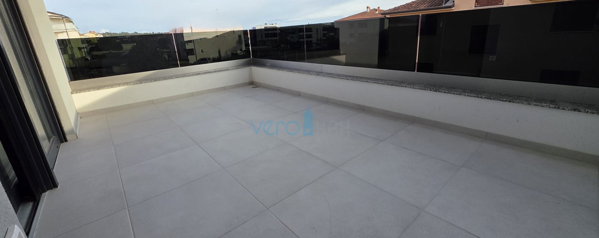 Istra, Novigrad, appartamento bilocale 78 m2, 1° piano, nuova costruzione, terrazza, vista mare, in vendita