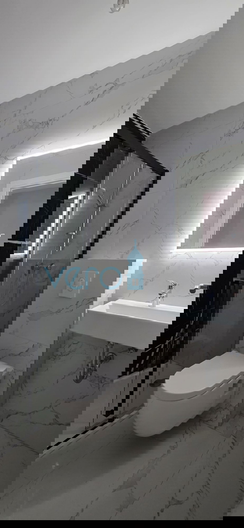 Istra, Novigrad, appartamento bilocale 78 m2, 1° piano, nuova costruzione, terrazza, vista mare, in vendita