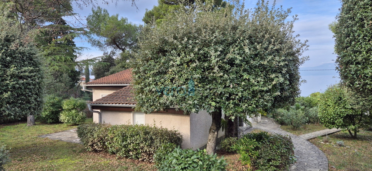 Malinska, Isola di Krk, casa indipendente, giardino, prima fila sul mare, vendita