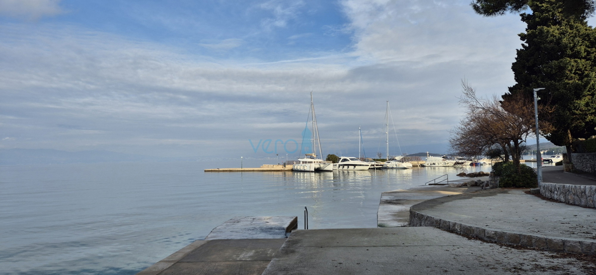Malinska, Isola di Krk, casa indipendente, giardino, prima fila sul mare, vendita