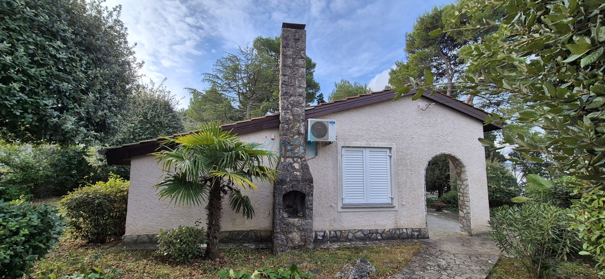 Malinska, Isola di Krk, casa indipendente, giardino, prima fila sul mare, vendita